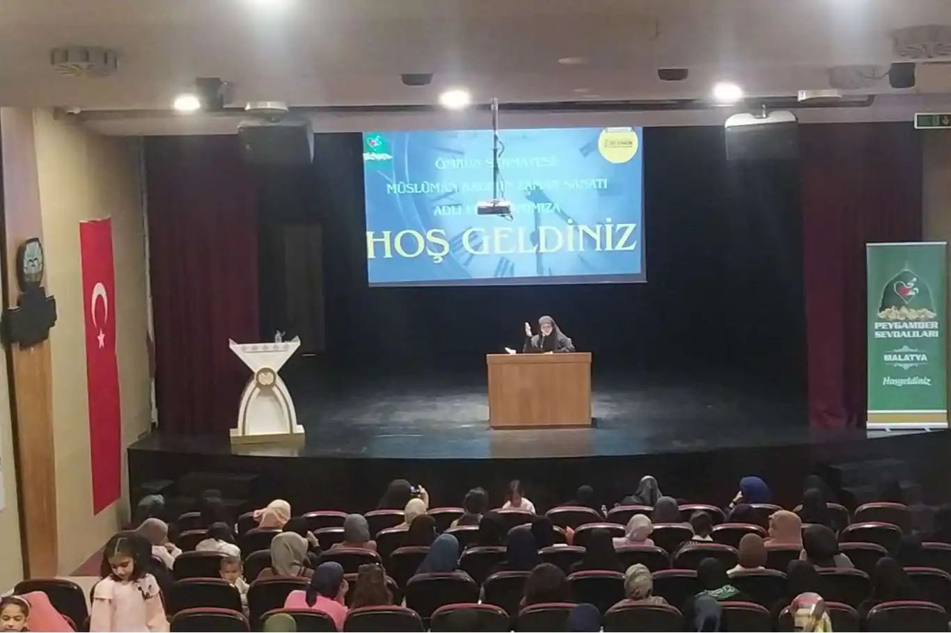 Malatya’da "Müslüman Kadının Zaman Sanatı" konferansı düzenlendi Malatya’da "Müslüman Kadının Zaman Sanatı" konferansı düzenlendi