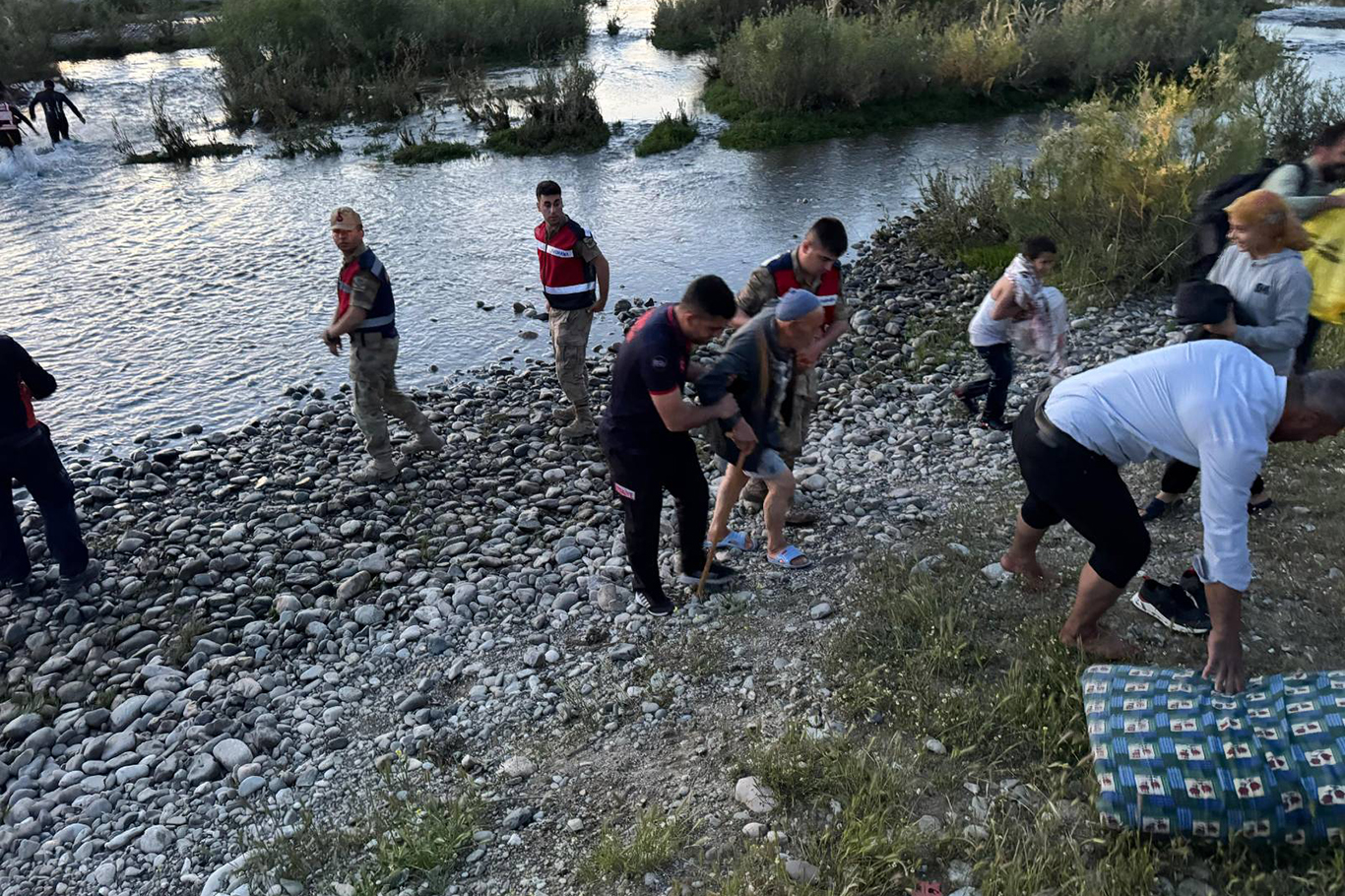 Batman’da su seviyesinin yükselmesiyle mahsur kalan 25 kişi kurtarıldı Batman’da su seviyesinin yükselmesiyle mahsur kalan 25 kişi kurtarıldı