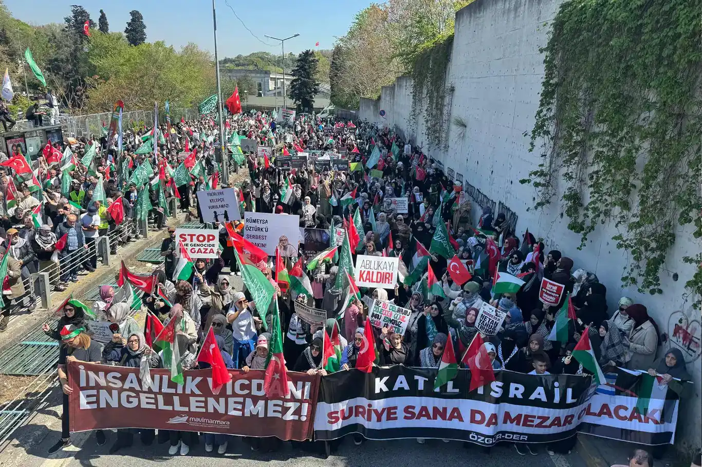 آلاف المتظاهرين في إسطنبول يتجهون نحو القنصلية الأمريكية احتجاجًا على دعمها للاحتلال الصهيوني آلاف المتظاهرين في إسطنبول يتجهون نحو القنصلية الأمريكية احتجاجًا على دعمها للاحتلال الصهيوني