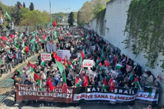 آلاف المتظاهرين في إسطنبول يتجهون نحو القنصلية الأمريكية احتجاجًا على دعمها للاحتلال الصهيوني