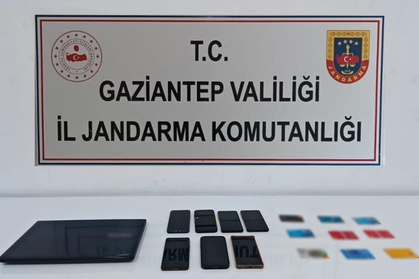 Sosyal medya dolandırıcılarına operasyon: 6 gözaltı Sosyal medya dolandırıcılarına operasyon: 6 gözaltı
