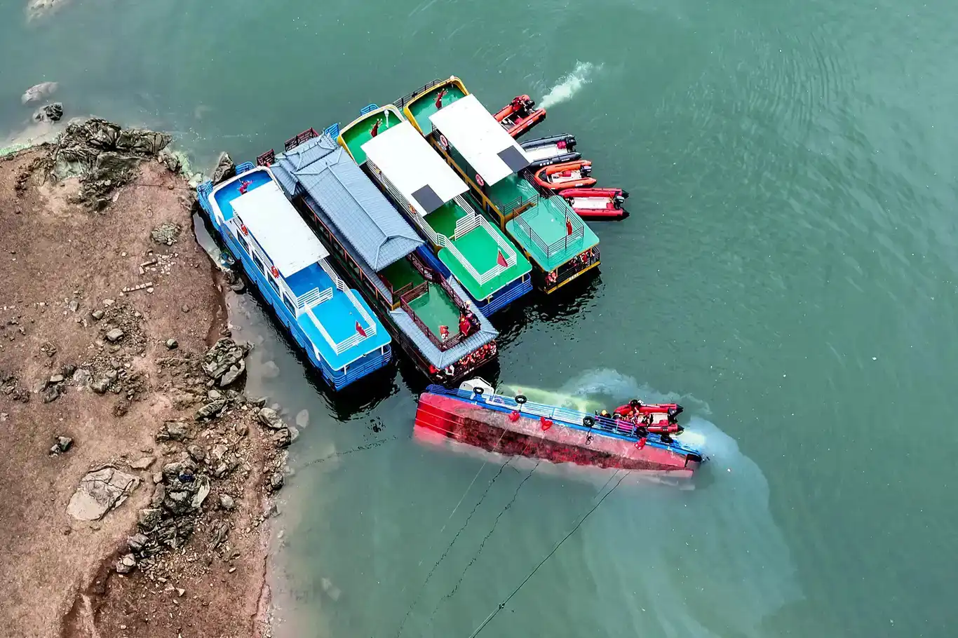 لە چین بەهۆی نوقمبوونی چەند بەڵەمێک ١٠ کەس مردن