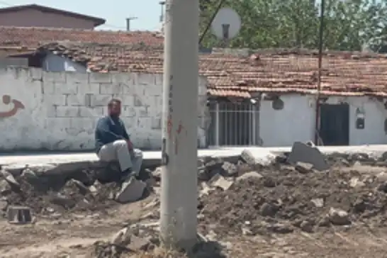 Kendi arazisine konteyner kuramayan depremzede, sesini duyurmaya çalışıyor