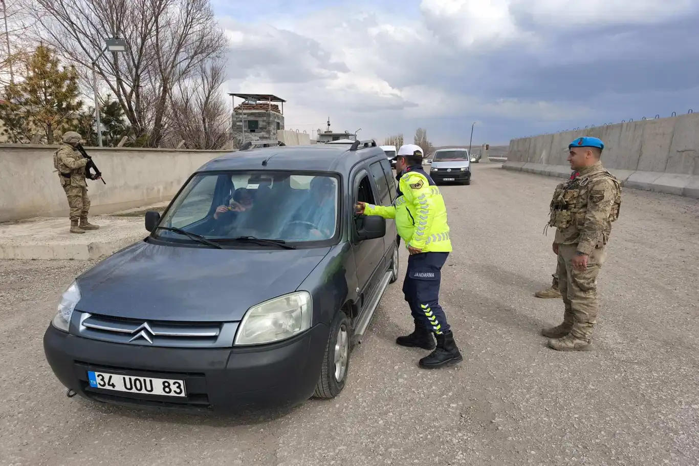Ağrı'da gerçekleştirilen trafik denetimde 7 kişi gözaltına alındı Ağrı'da gerçekleştirilen trafik denetimde 7 kişi gözaltına alındı