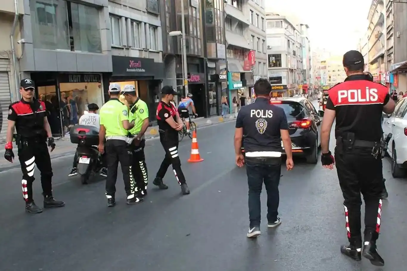 "Huzur İstanbul" uygulamasında 1005 kişi gözaltına alındı "Huzur İstanbul" uygulamasında 1005 kişi gözaltına alındı