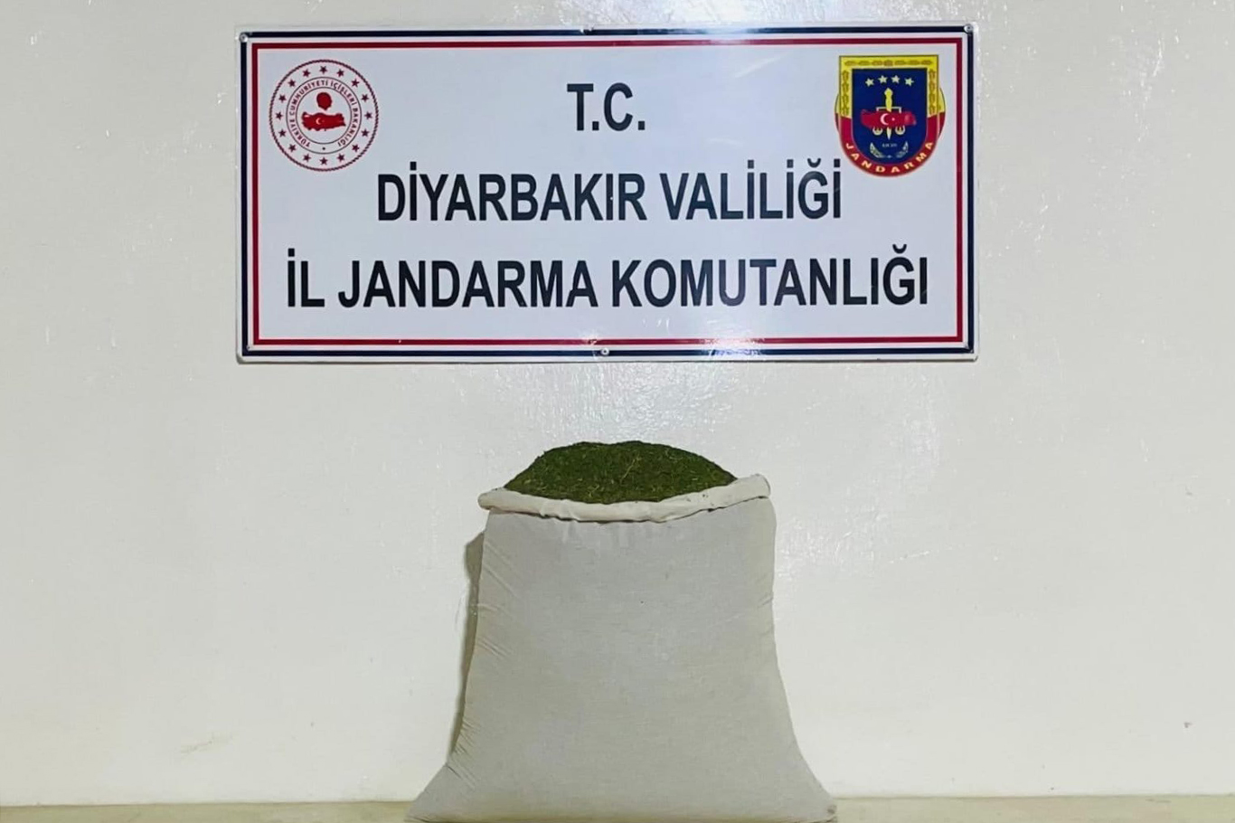 Diyarbakır'da 77 kilogram toz esrar ele geçirildi Diyarbakır'da 77 kilogram toz esrar ele geçirildi