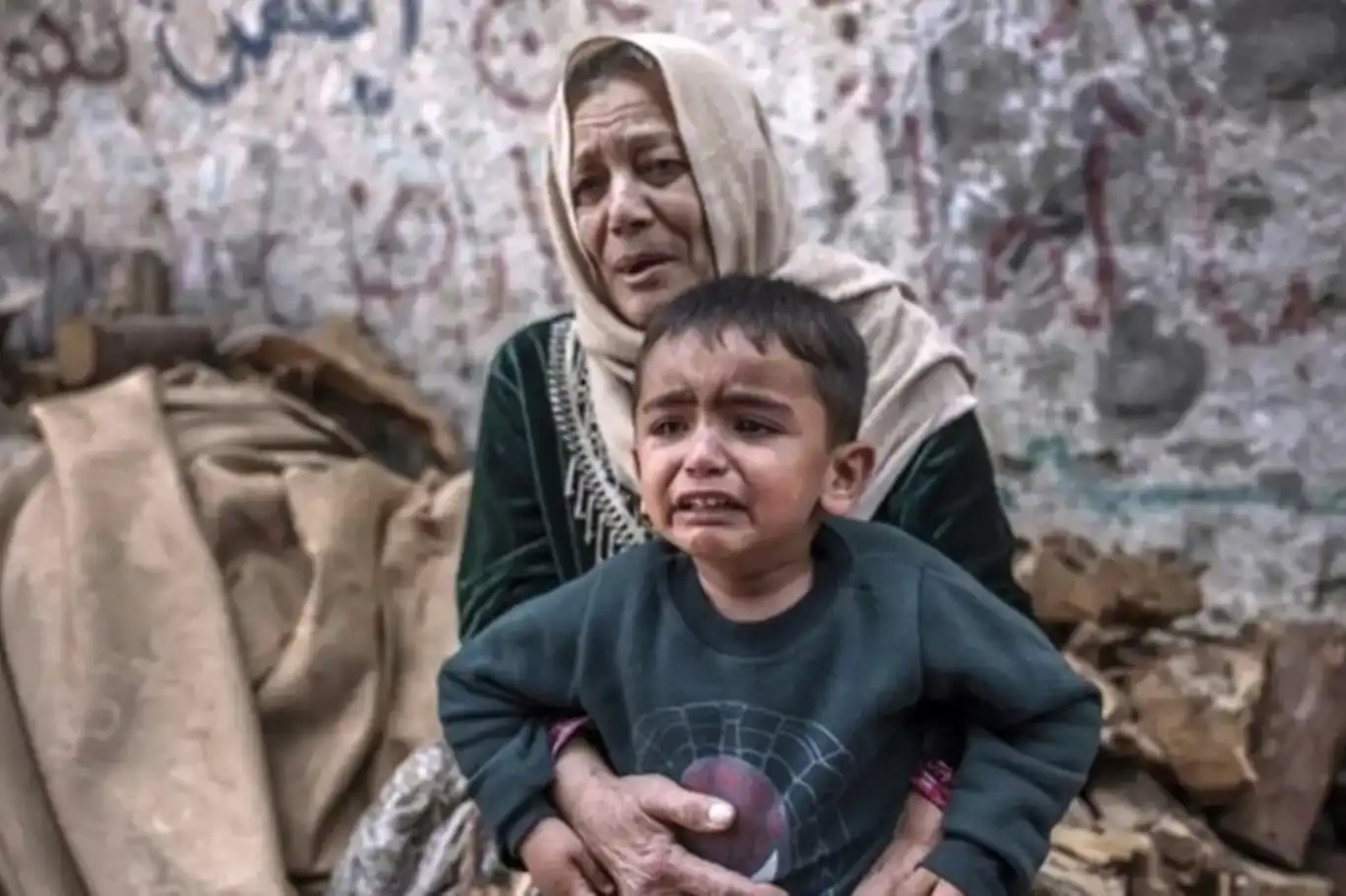 غزة..حوالي 40 ألف طفل يتيماً بسبب الهجمات الصهيونية غزة..حوالي 40 ألف طفل يتيماً بسبب الهجمات الصهيونية