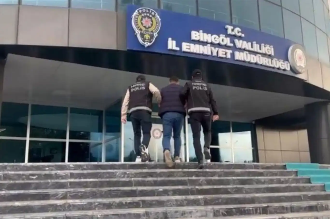 Uyuşturucu satışı suçundan aranan şahıs, Bingöl’de yakalandı Uyuşturucu satışı suçundan aranan şahıs, Bingöl’de yakalandı
