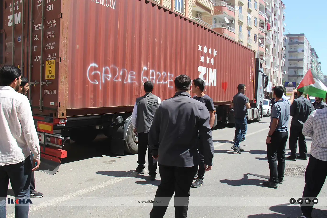 لە دیاربەکر هاوڵاتیان ناڕەزایەتیان دەربڕی لە بەرامبەر چوونەوە بارهەڵگری شەریکەیەکی لایەنگری رژێمی داگیرکەر بۆ ناو دیاربەکر لە دیاربەکر هاوڵاتیان ناڕەزایەتیان دەربڕی لە بەرامبەر چوونەوە بارهەڵگری شەریکەیەکی لایەنگری رژێمی داگیرکەر بۆ ناو دیاربەکر