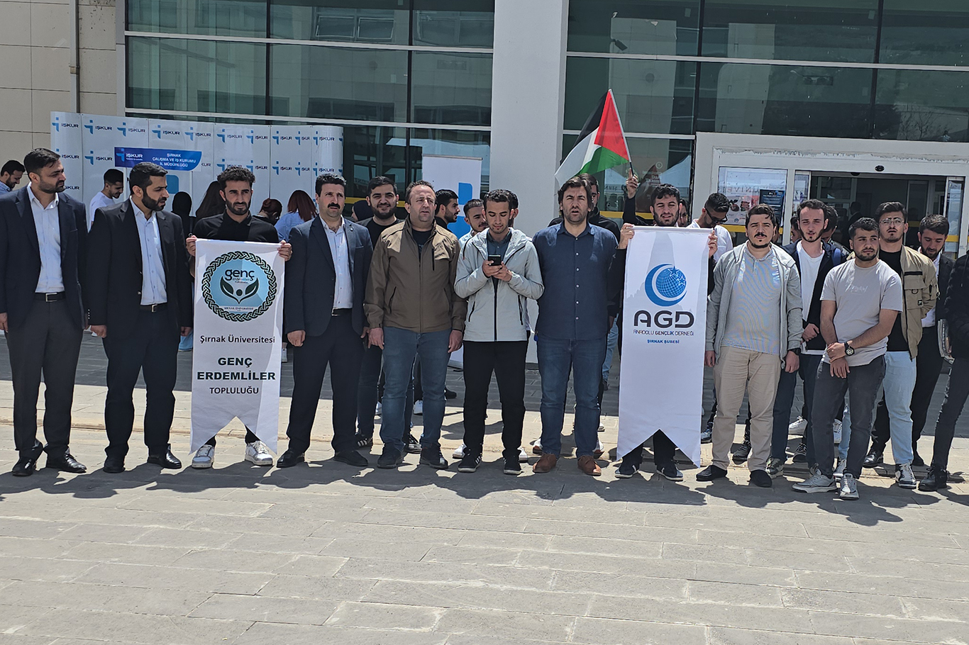 Şırnak'ta öğrenciler vicdan gemisine yapılan saldırıyı lanetledi Şırnak'ta öğrenciler vicdan gemisine yapılan saldırıyı lanetledi