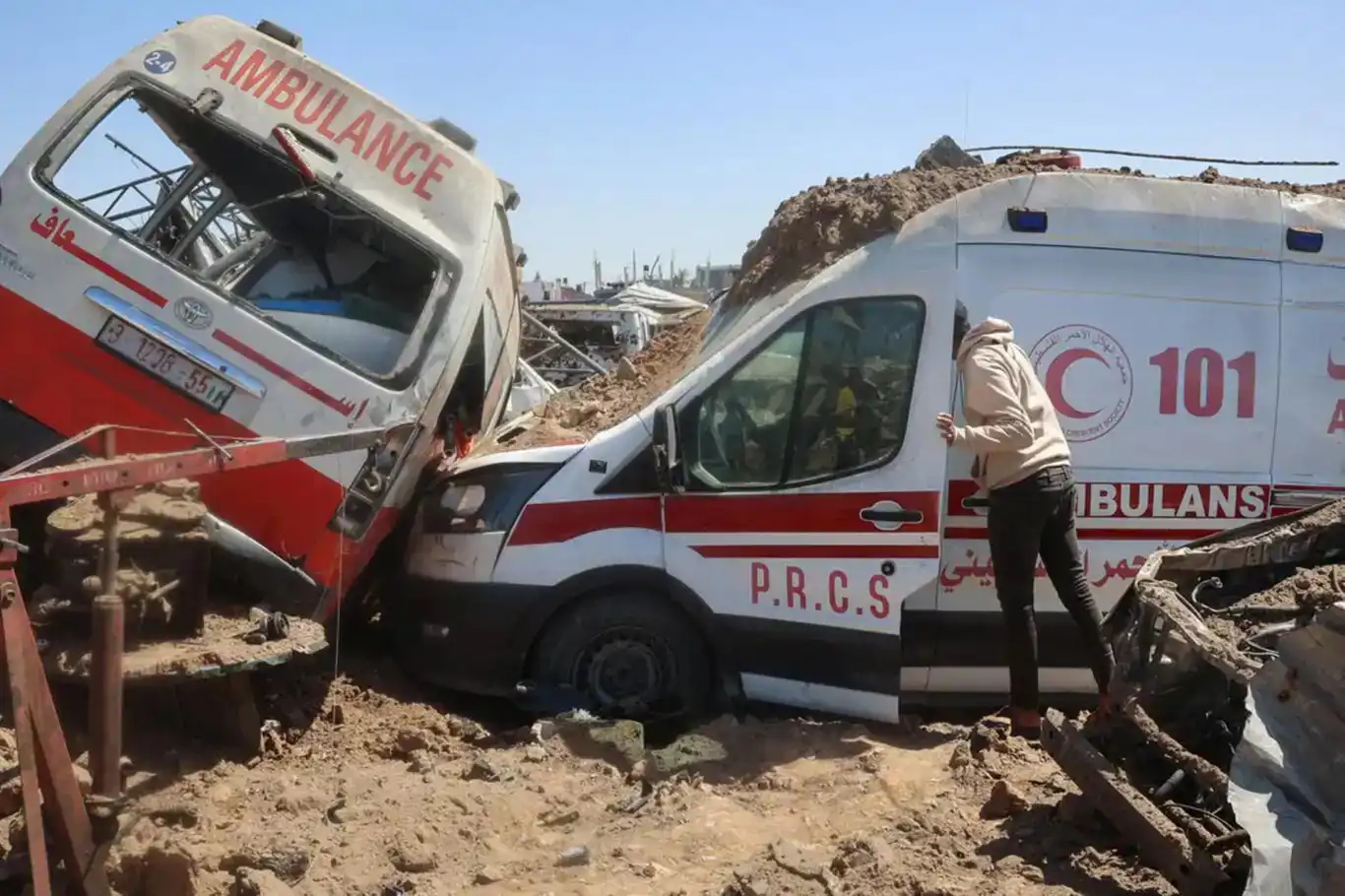 الدفاع المدني الفلسطيني يعلن توقف 75% من مركباته في غزة الدفاع المدني الفلسطيني يعلن توقف 75% من مركباته في غزة