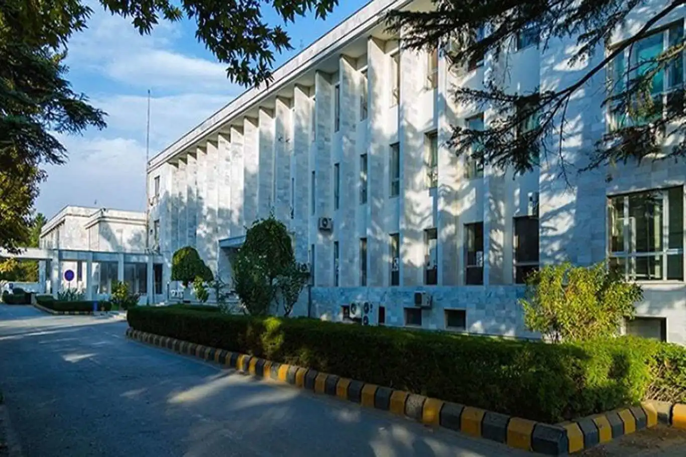 Afghanistan urges India and Pakistan to de-escalate tensions amid rising conflict Afghanistan urges India and Pakistan to de-escalate tensions amid rising conflict