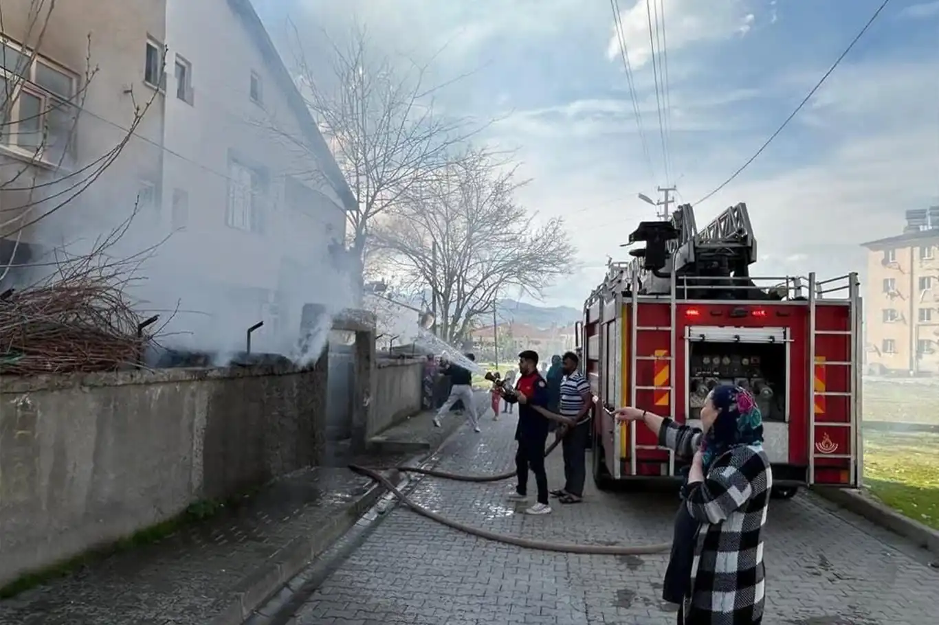Bingöl'de odunlukta çıkan yangın kontrol altına alındı Bingöl'de odunlukta çıkan yangın kontrol altına alındı