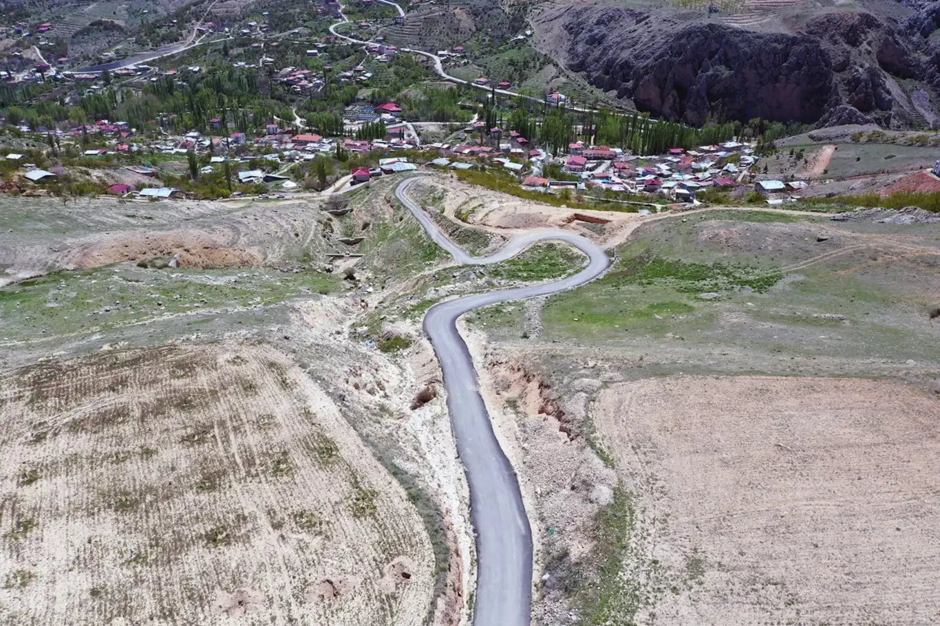 Ayvalı Mahallesi'nin 36 yıllık yol sorunu çözüldü Ayvalı Mahallesi'nin 36 yıllık yol sorunu çözüldü