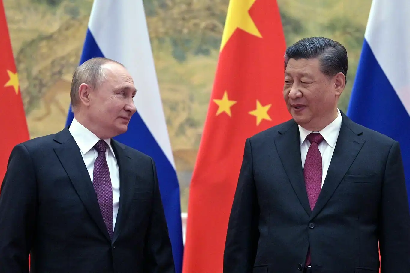 Putin ile Şi Cinping Moskova'da bir araya geldi Putin ile Şi Cinping Moskova'da bir araya geldi