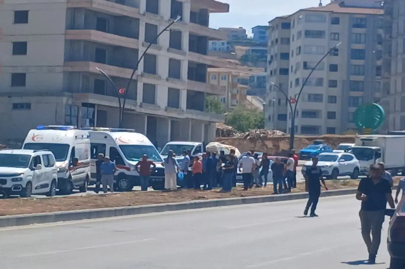 Kamyonet aydınlatma direğine çarptı: 2 yaralı Kamyonet aydınlatma direğine çarptı: 2 yaralı