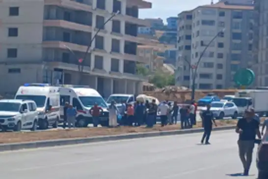 Kamyonet aydınlatma direğine çarptı: 2 yaralı