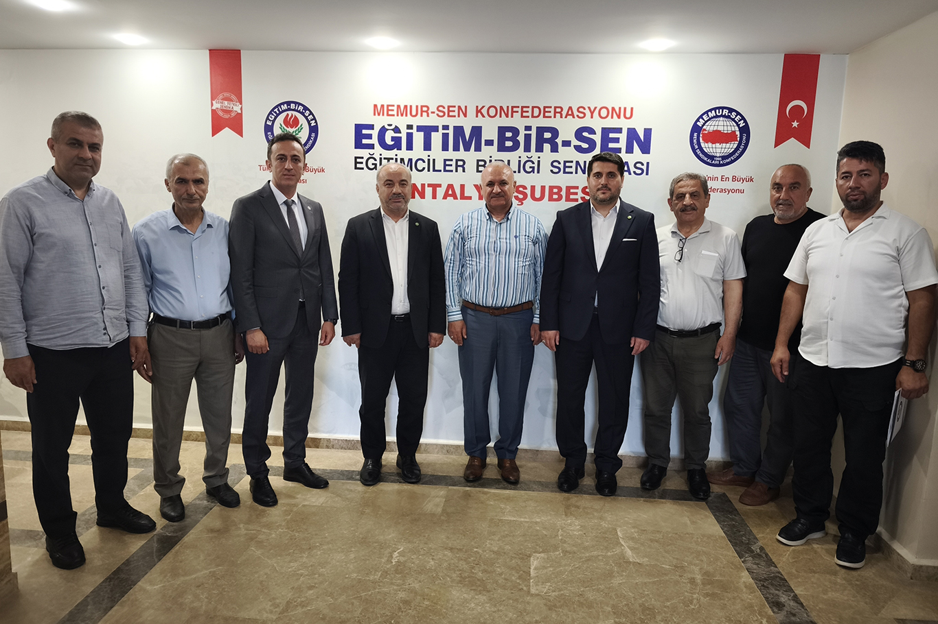 HÜDA PAR Antalya İl Başkanlığından, ailenin korunmasına dair kanun teklifi için STK'lara ziyaret HÜDA PAR Antalya İl Başkanlığından, ailenin korunmasına dair kanun teklifi için STK'lara ziyaret