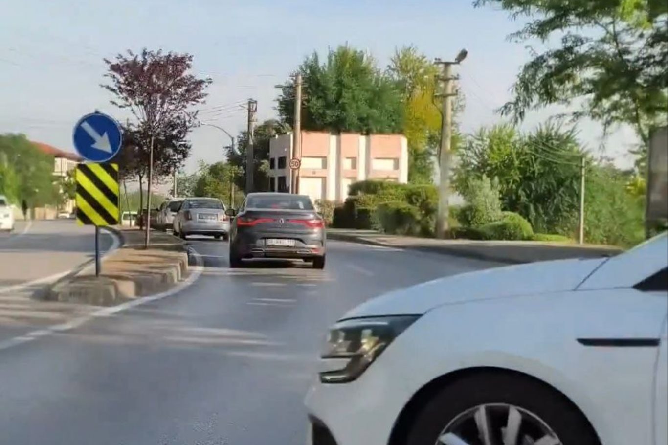 Bisiklet ile otomobil çarpıştı: Kaza anı kameraya yansıdı Bisiklet ile otomobil çarpıştı: Kaza anı kameraya yansıdı