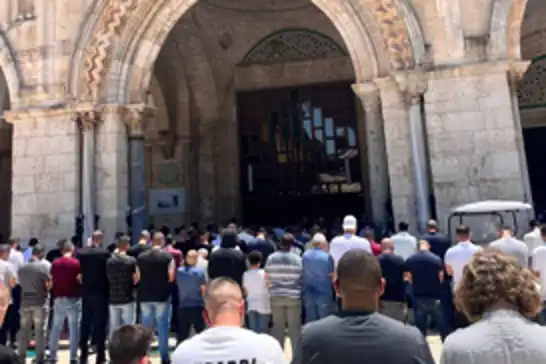 On binlerce kişi Mescid-i Aksa'da cuma namazını kıldı