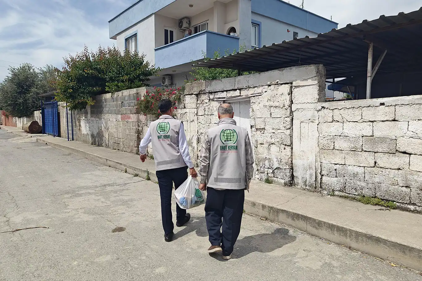 Umut Kervanı Tarsus'ta mağdur ailelere gıda yardımında bulundu