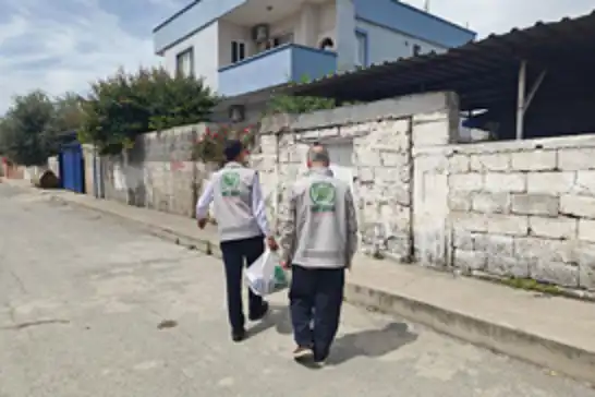 Umut Kervanı Tarsus'ta mağdur ailelere gıda yardımında bulundu