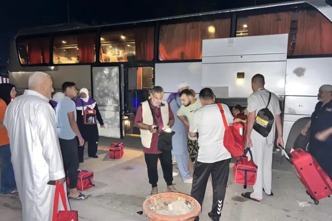 İşgal ordusu, Filistinli hacı adaylarını taşıyan otobüse zırhlı araçla çarptı İşgal ordusu, Filistinli hacı adaylarını taşıyan otobüse zırhlı araçla çarptı