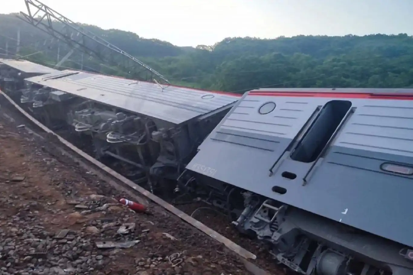 Rusya’da yolcu treni raydan çıktı: 7 ölü, 30 yaralı Rusya’da yolcu treni raydan çıktı: 7 ölü, 30 yaralı