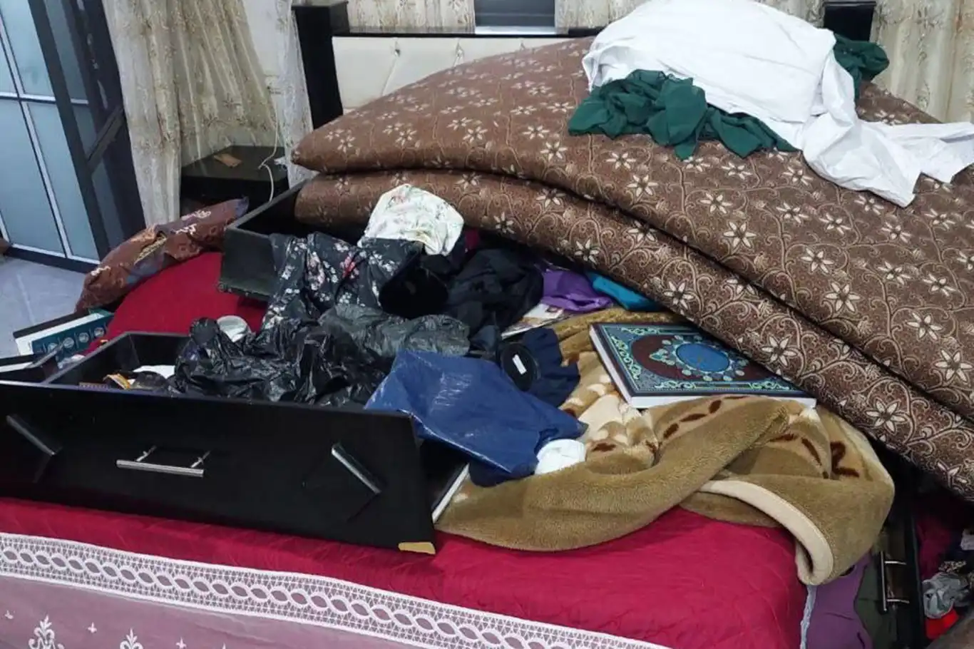 Siyonist askerler baskın düzenledikleri evde para ve altın çaldı Siyonist askerler baskın düzenledikleri evde para ve altın çaldı