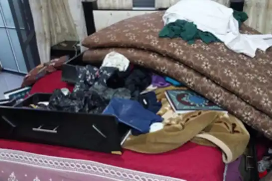 سەربازەکانی سەهیۆنی لە کاتی هەڵکوتان سەر خانووی فەلەستینییەکان پارە و زێری هاوڵاتیان دەدزن
