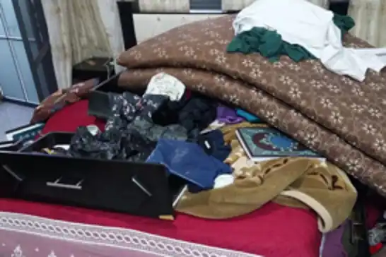 جنود الاحتلال يداهمون منزلًا في الخليل ويسرقون نقودًا ومصوغات ذهبية