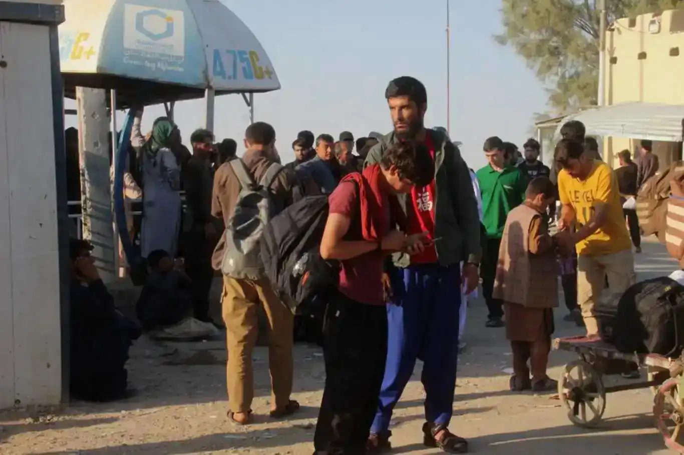 Pakistan ve İran'dan 500 bin Afgan, ülkelerine döndü Pakistan ve İran'dan 500 bin Afgan, ülkelerine döndü