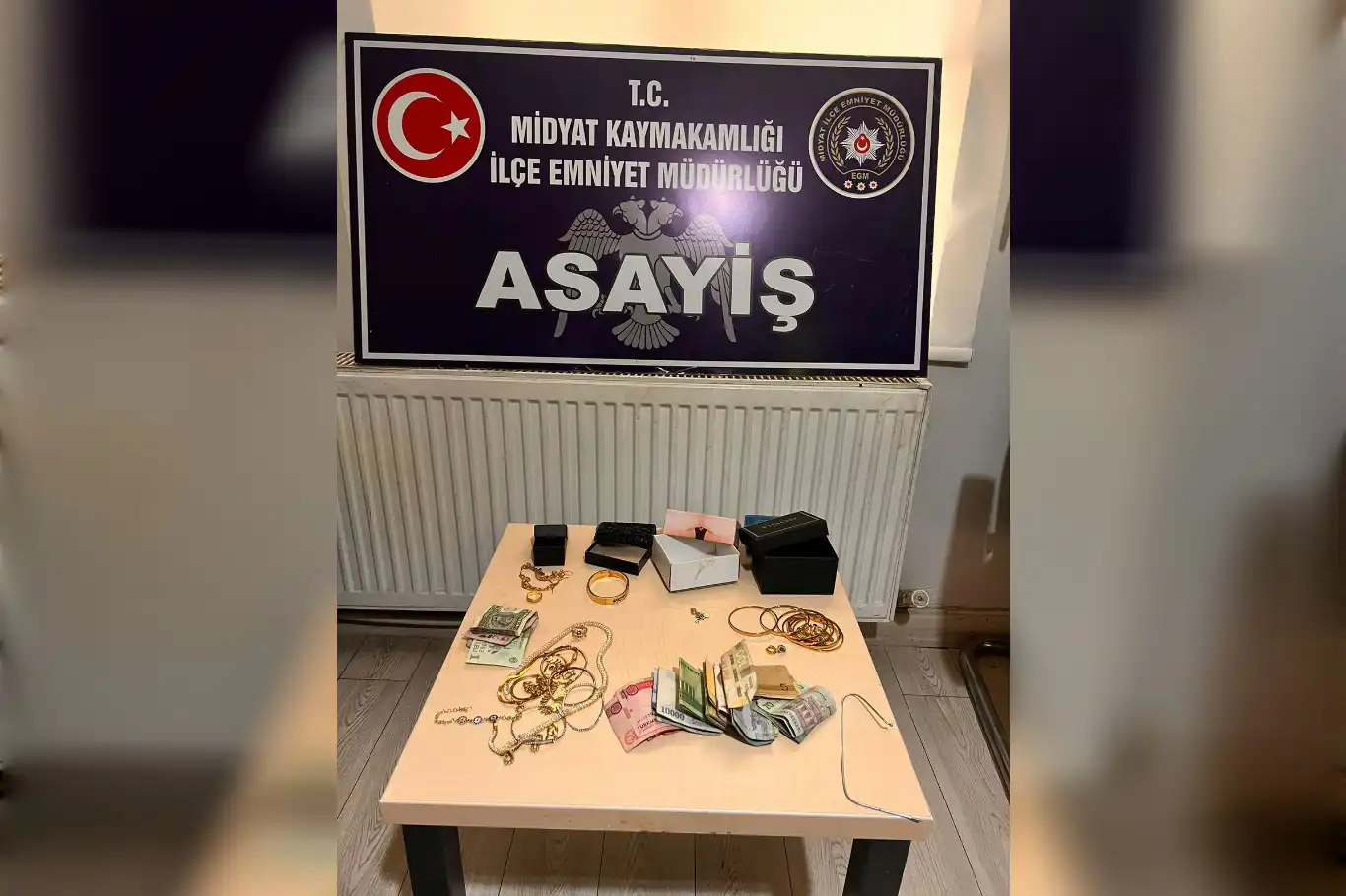 Mardin’de bir evden yüklü miktarda ziynet eşyası çalan iki kadın yakalandı Mardin’de bir evden yüklü miktarda ziynet eşyası çalan iki kadın yakalandı