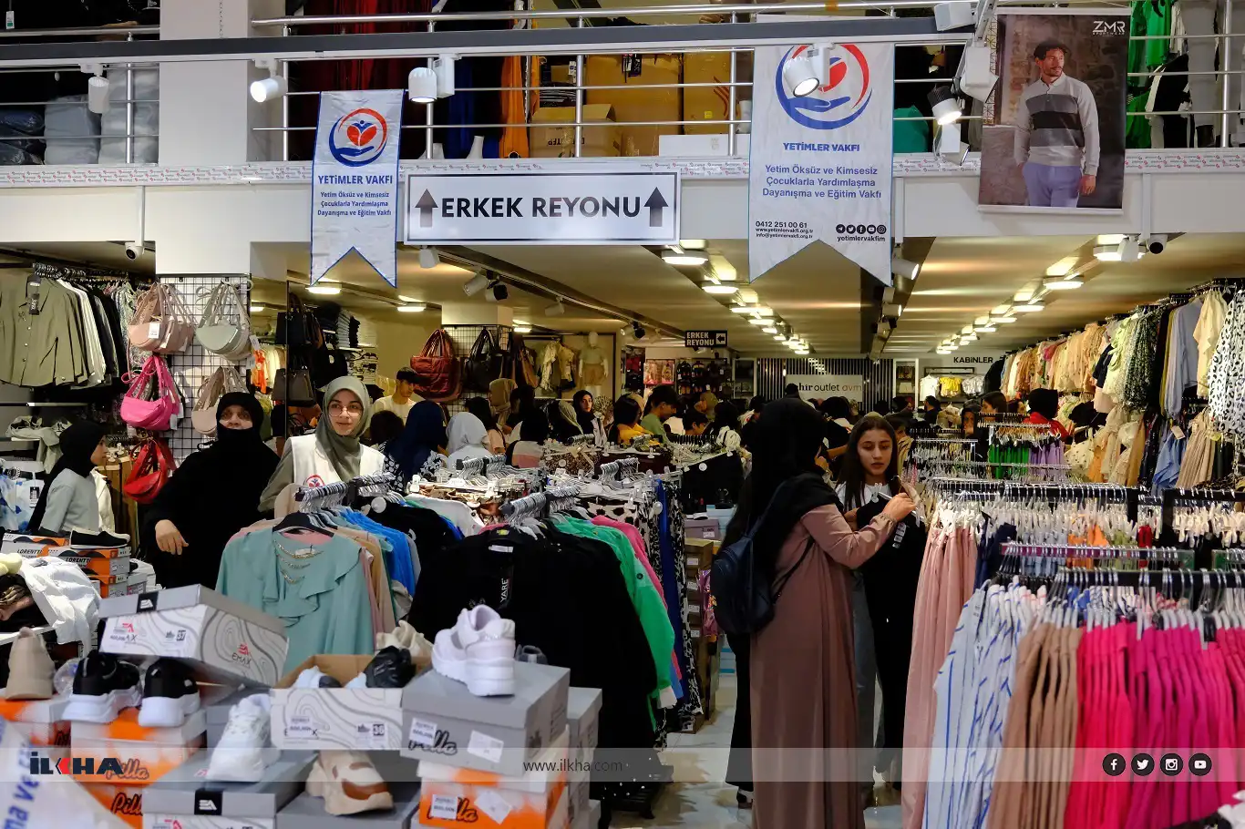 وەقفی یەتیمەکان لە وان هاوکاری جڵوبەرگی جەژنانە بە سەر سەدان منداڵ دابەش دەکات وەقفی یەتیمەکان لە وان هاوکاری جڵوبەرگی جەژنانە بە سەر سەدان منداڵ دابەش دەکات