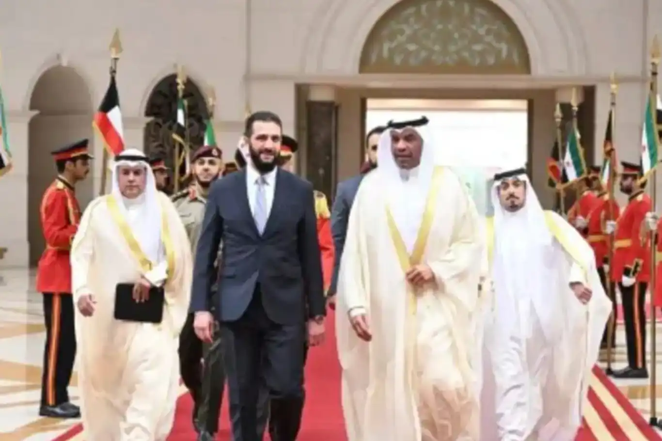 بدعوة من الأمير مشعل الصباح..الرئيس السوري أحمد الشرع في زيارة رسمية إلى الكويت بدعوة من الأمير مشعل الصباح..الرئيس السوري أحمد الشرع في زيارة رسمية إلى الكويت