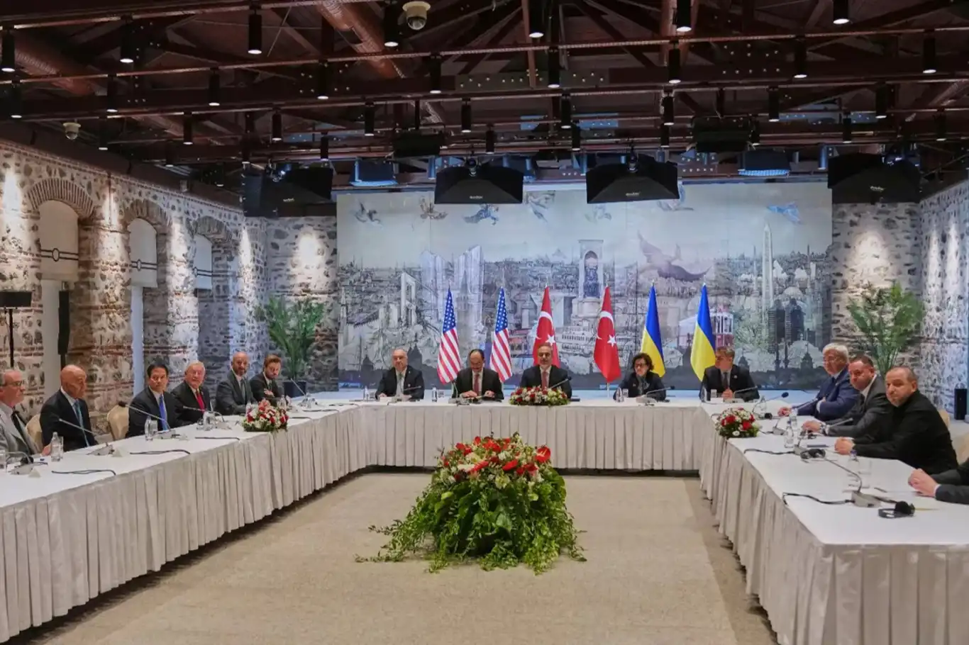 Rusya-Ukrayna heyetleri ateşkes için İstanbul'da buluşuyor Rusya-Ukrayna heyetleri ateşkes için İstanbul'da buluşuyor