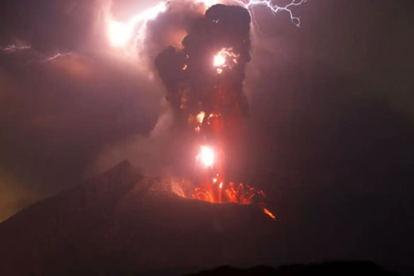 Sakurajima Yanardağı'nda patlama Sakurajima Yanardağı'nda patlama