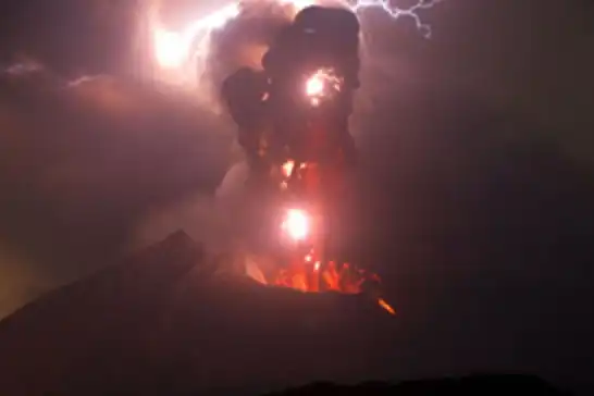 Sakurajima Yanardağı'nda patlama