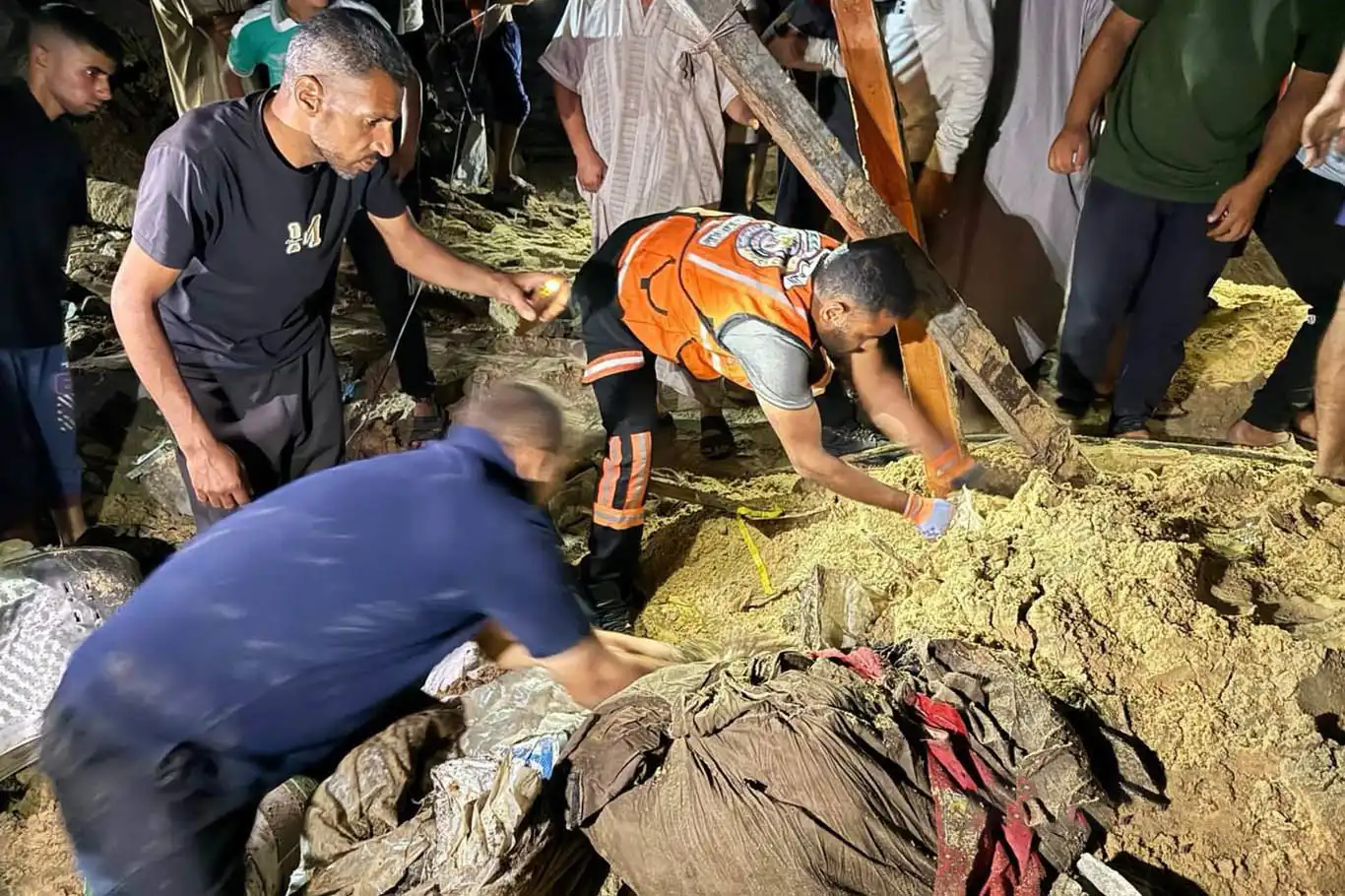 Han Yunus'ta yeni katliam: Siyonist rejim, mülteci çadırlarını bombaladı Han Yunus'ta yeni katliam: Siyonist rejim, mülteci çadırlarını bombaladı