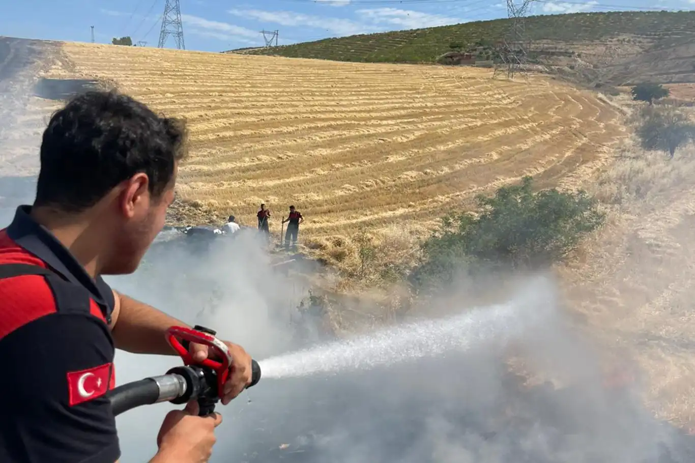 Siirt Organize Sanayi Bölgesi’nde korkutan yangın: 60 dönümlük alan kül oldu Siirt Organize Sanayi Bölgesi’nde korkutan yangın: 60 dönümlük alan kül oldu