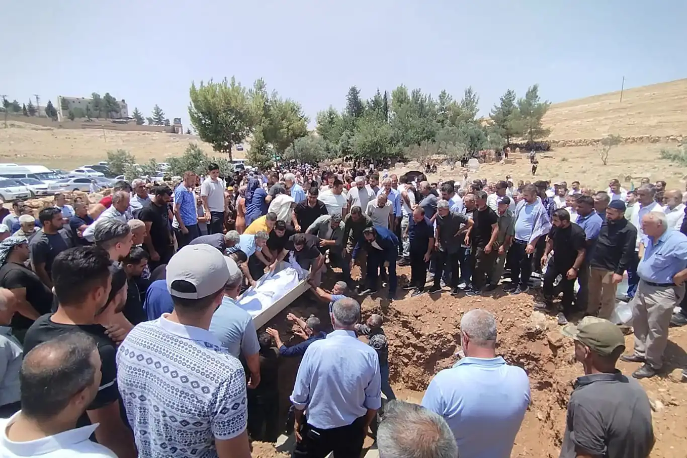 İzmir’deki feci kazada hayatını kaybeden 3 kardeş Mardin’de defnedildi İzmir’deki feci kazada hayatını kaybeden 3 kardeş Mardin’de defnedildi