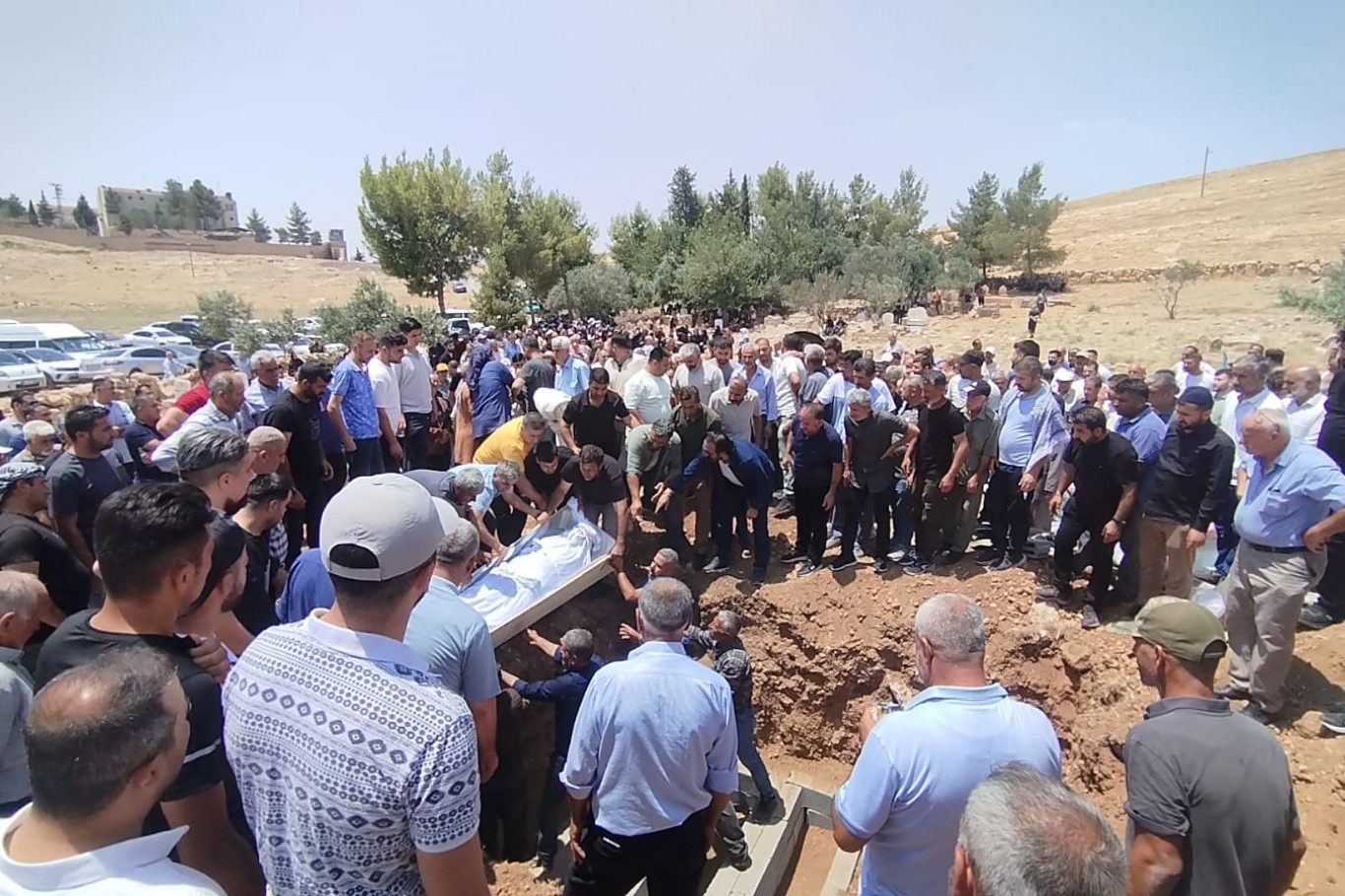 İzmir’deki feci kazada hayatını kaybeden 3 kardeş Mardin’de defnedildi İzmir’deki feci kazada hayatını kaybeden 3 kardeş Mardin’de defnedildi