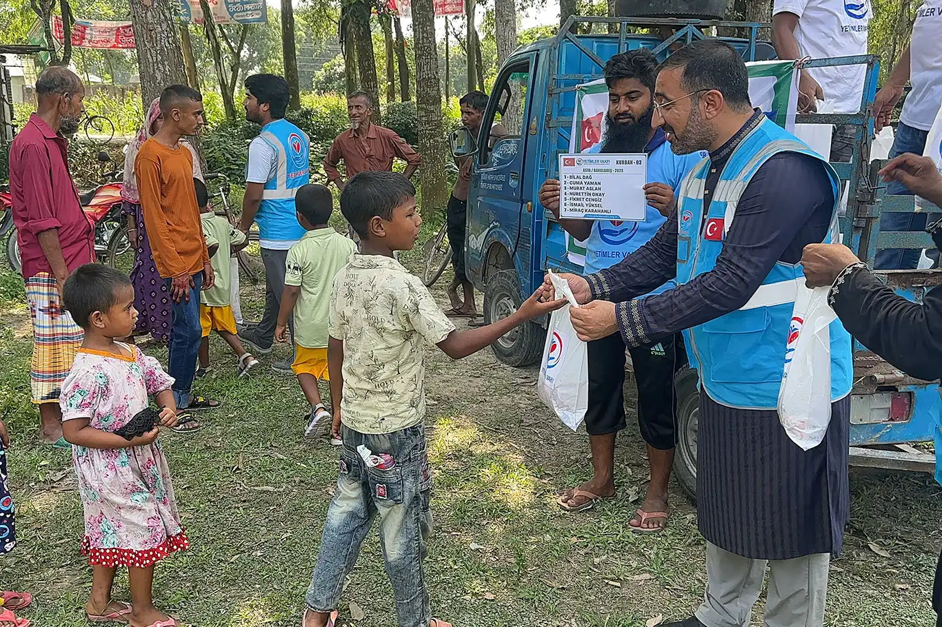 Yetimler Vakfı Bangladeş'te Kurban eti dağıttı Yetimler Vakfı Bangladeş'te Kurban eti dağıttı