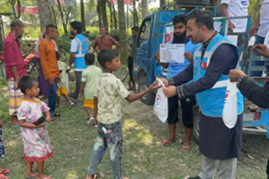 Yetimler Vakfı Bangladeş'te Kurban eti dağıttı