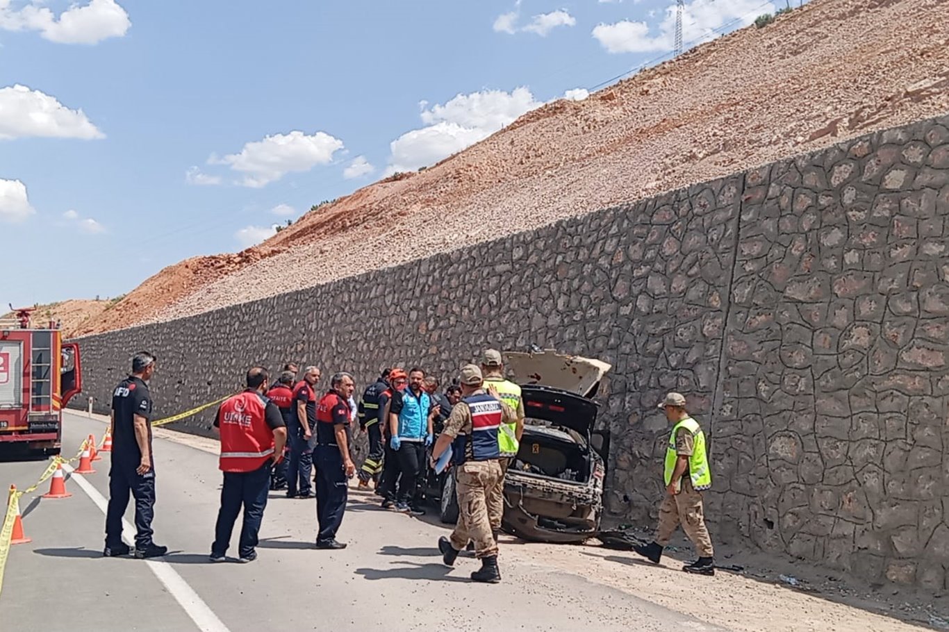 Otomobil ile kamyon çarpıştı: 1 ölü, 4 yaralı Otomobil ile kamyon çarpıştı: 1 ölü, 4 yaralı