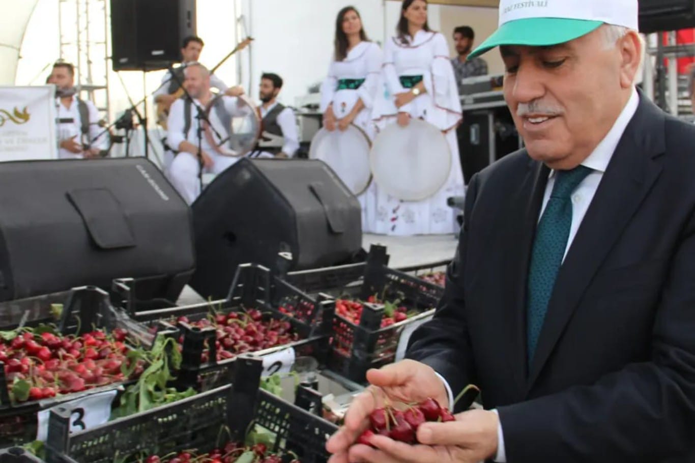 Mardin'deki Kiraz Festivali'ne STK'lardan "israf ve duyarsızlık" tepkisi Mardin'deki Kiraz Festivali'ne STK'lardan "israf ve duyarsızlık" tepkisi