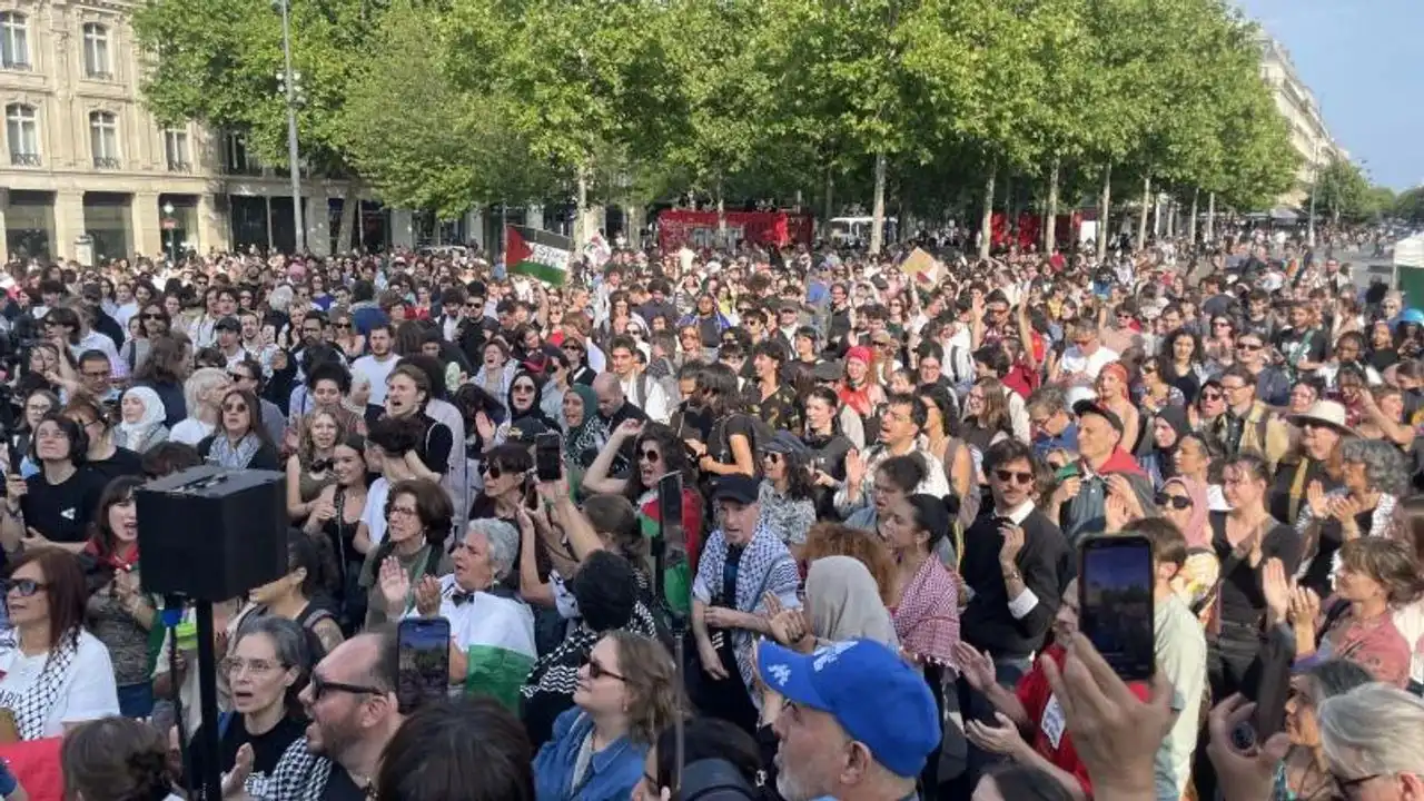 احتجاجات في باريس للمطالبة بالإفراج عن نشطاء سفينة "مادلين" المحتجزين لدى الاحتلال احتجاجات في باريس للمطالبة بالإفراج عن نشطاء سفينة "مادلين" المحتجزين لدى الاحتلال