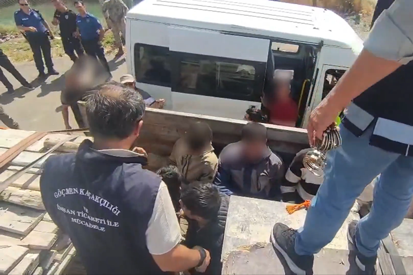 51 ilde göçmen kaçakçılarına operasyon: 273 organizatör yakalandı, 98'i tutuklandı 51 ilde göçmen kaçakçılarına operasyon: 273 organizatör yakalandı, 98'i tutuklandı