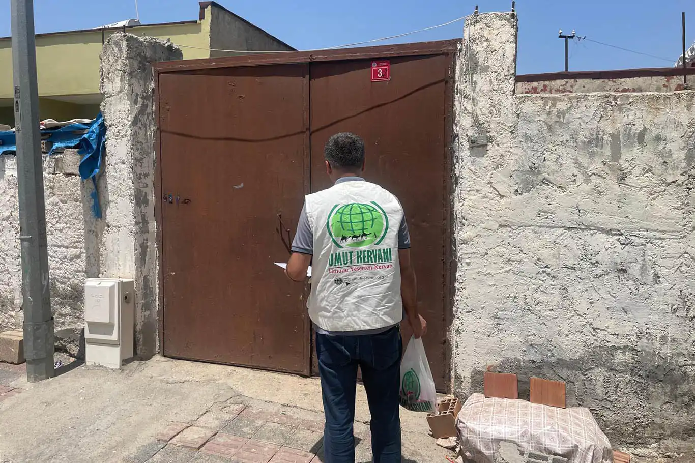 Çınar Umut Kervanı 160 aileye kurban eti dağıttı Çınar Umut Kervanı 160 aileye kurban eti dağıttı