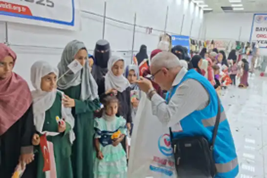 International aid groups deliver sacrificial meat to war-affected families in Yemen